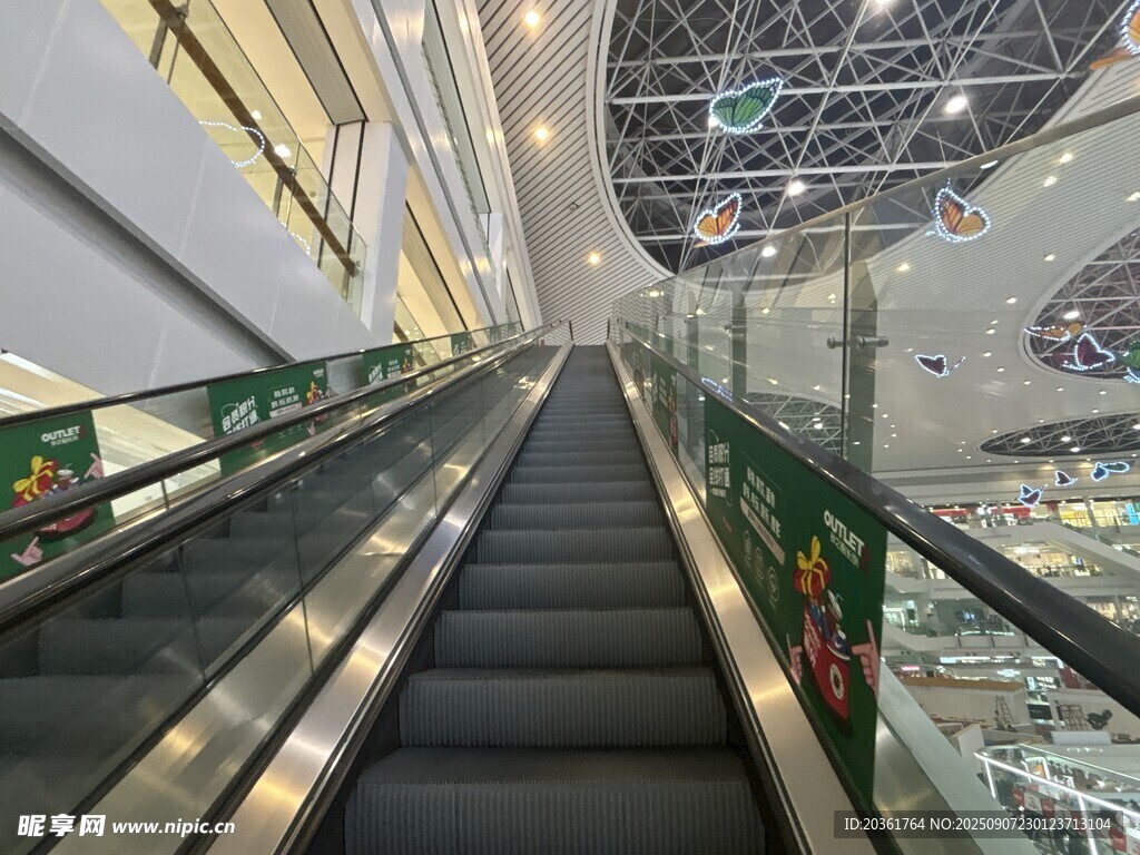 商場(chǎng)內(nèi)的自動(dòng)扶梯