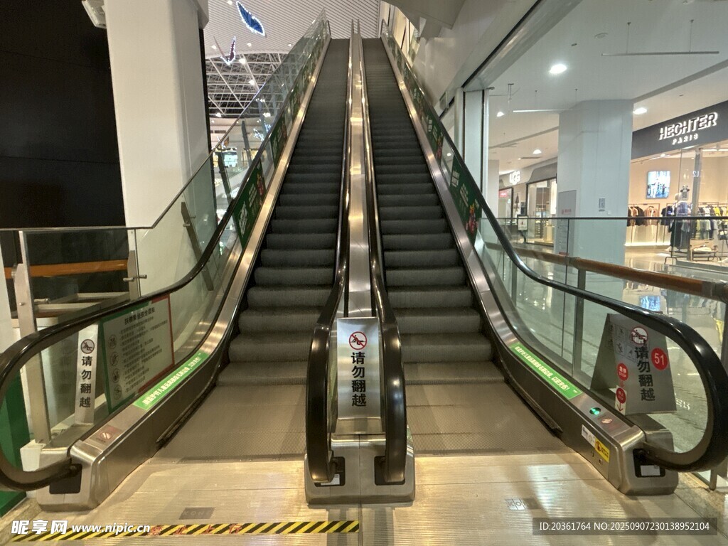 商場內(nèi)的自動扶梯