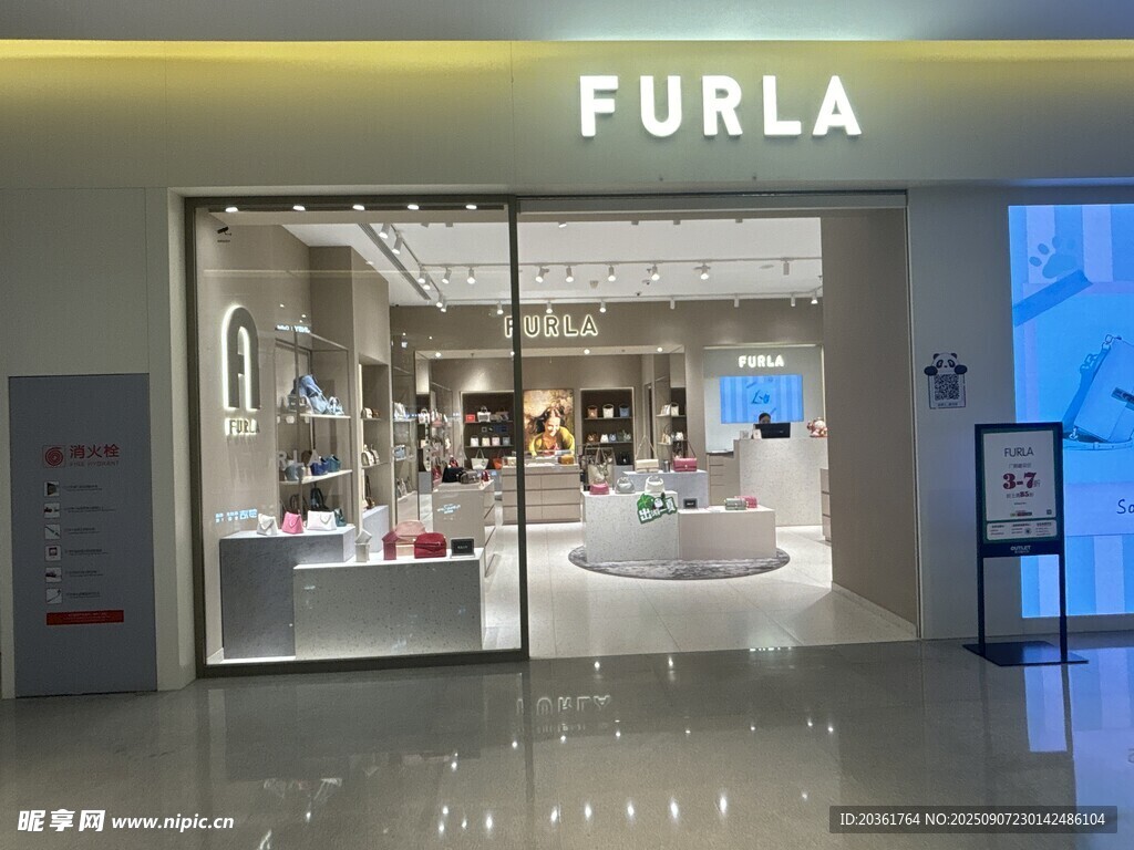 Furla品牌時尚店鋪外觀
