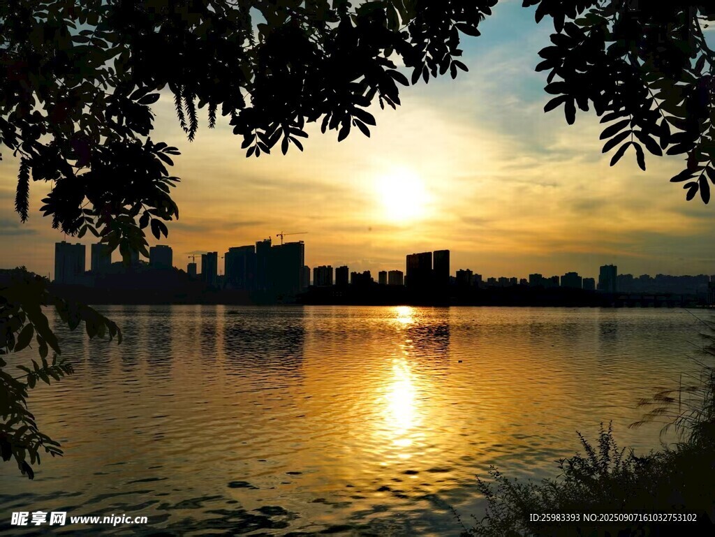 湖畔夕陽(yáng)