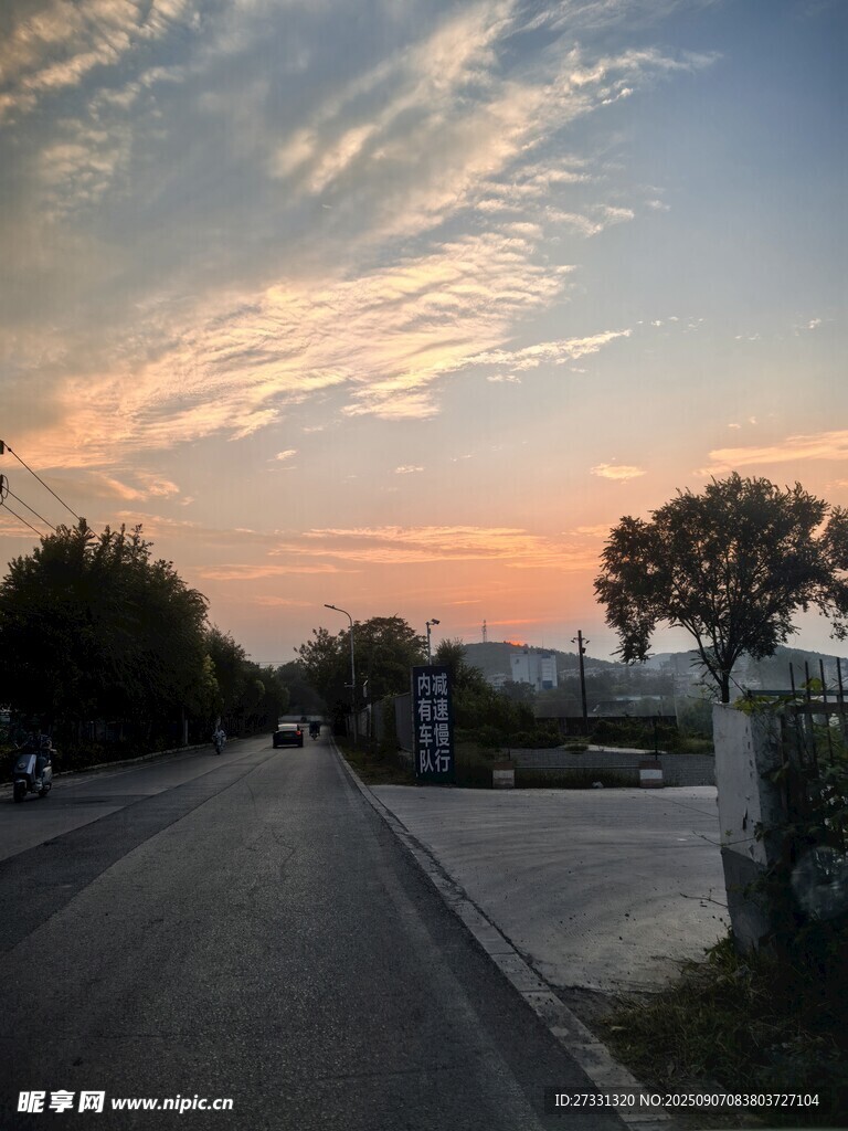 黃昏時(shí)分的寧?kù)o道路