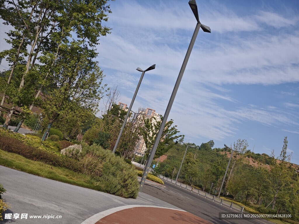 城市公園中的太陽能路燈景觀