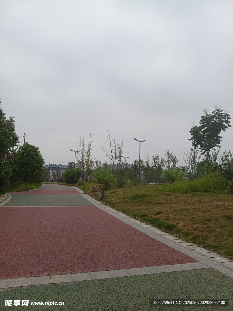 戶外彩色步道風(fēng)景