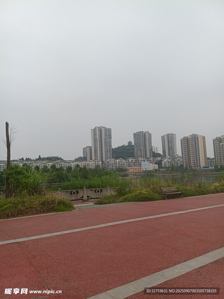 城市旁的紅色跑道景觀