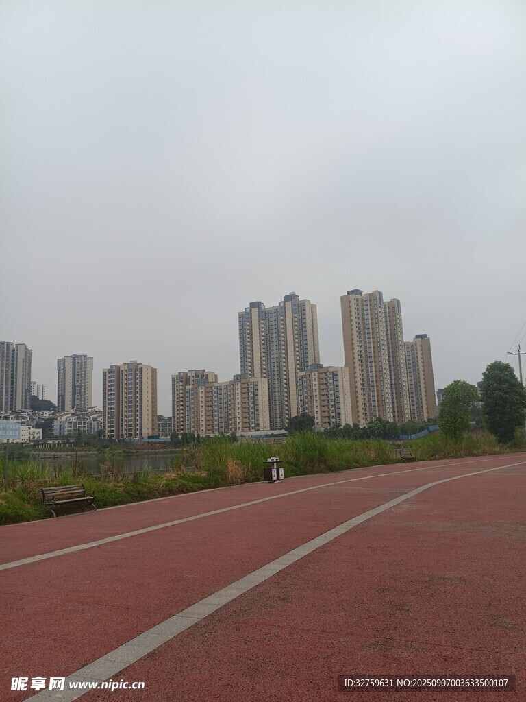 城市中的紅色跑道與高樓