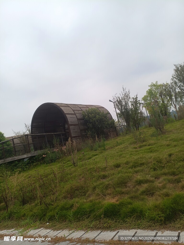 山坡上的拱形小屋
