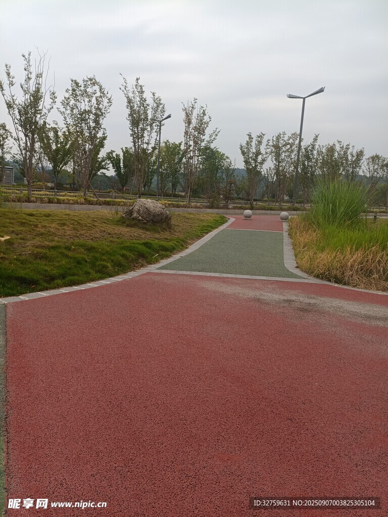 城市中的彩色休閑步道