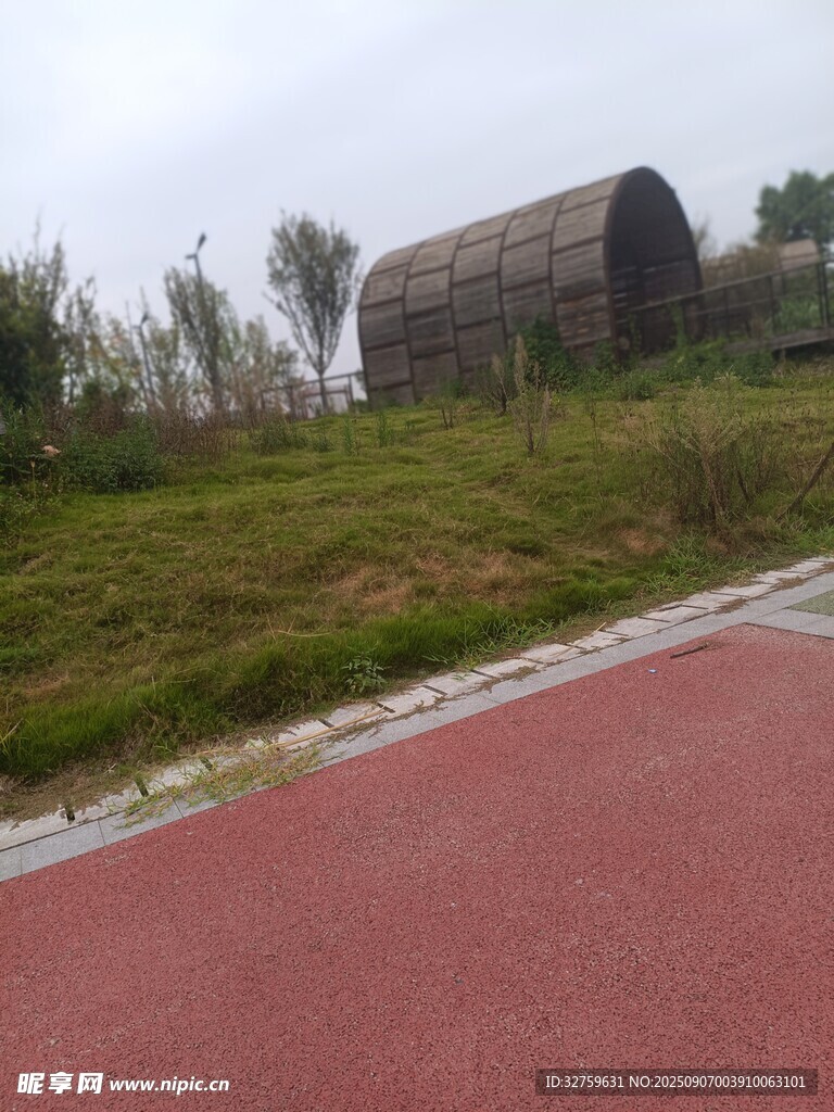 路邊草地中的老式木屋