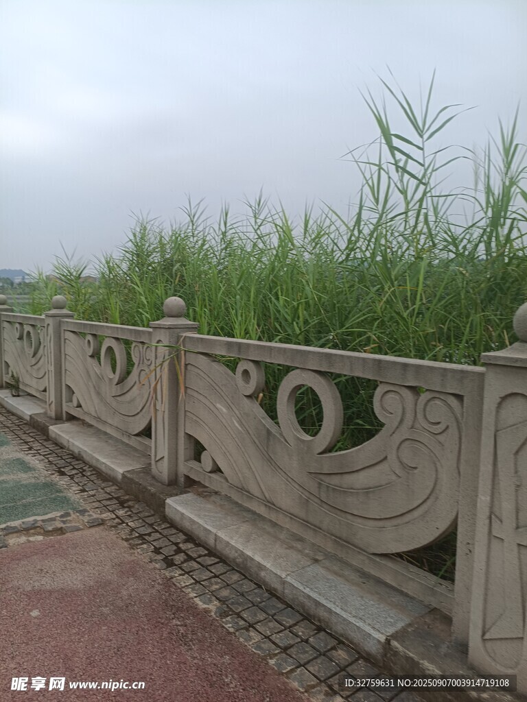 河邊雕花護(hù)欄與茂盛草木