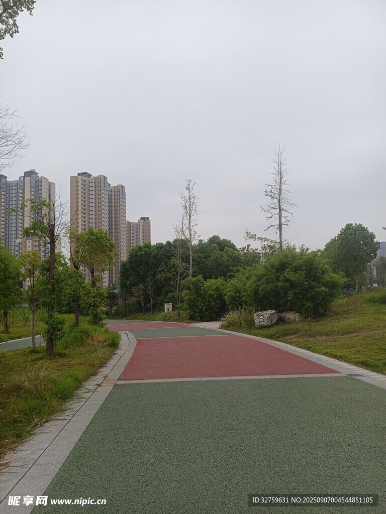 城市中的彩色休閑步道