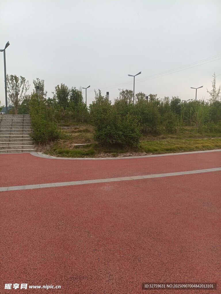 戶外紅色步道與綠植景觀