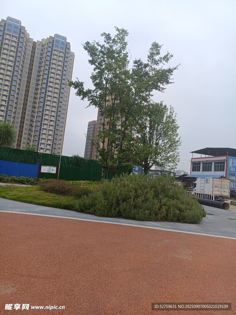 城市住宅區(qū)旁的綠化景觀