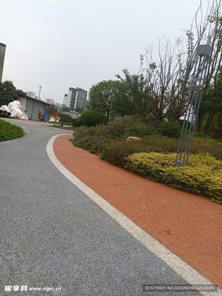 城市中的多彩步道景觀