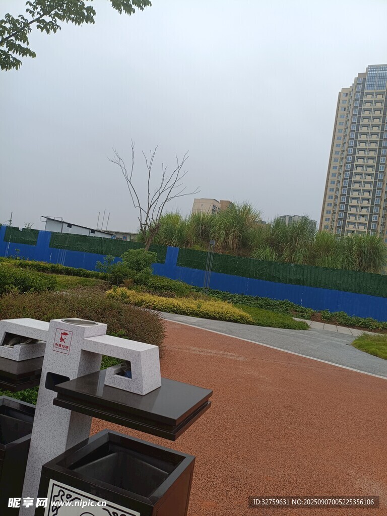戶外健身場地與高樓景觀