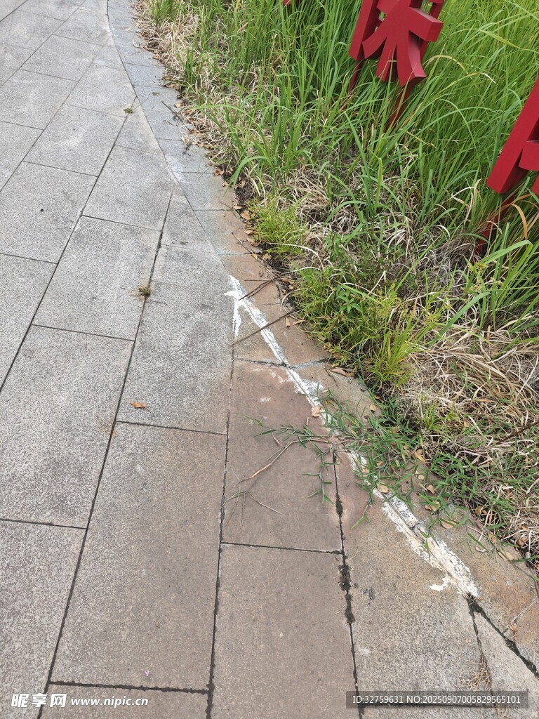 路邊破損的磚石地面