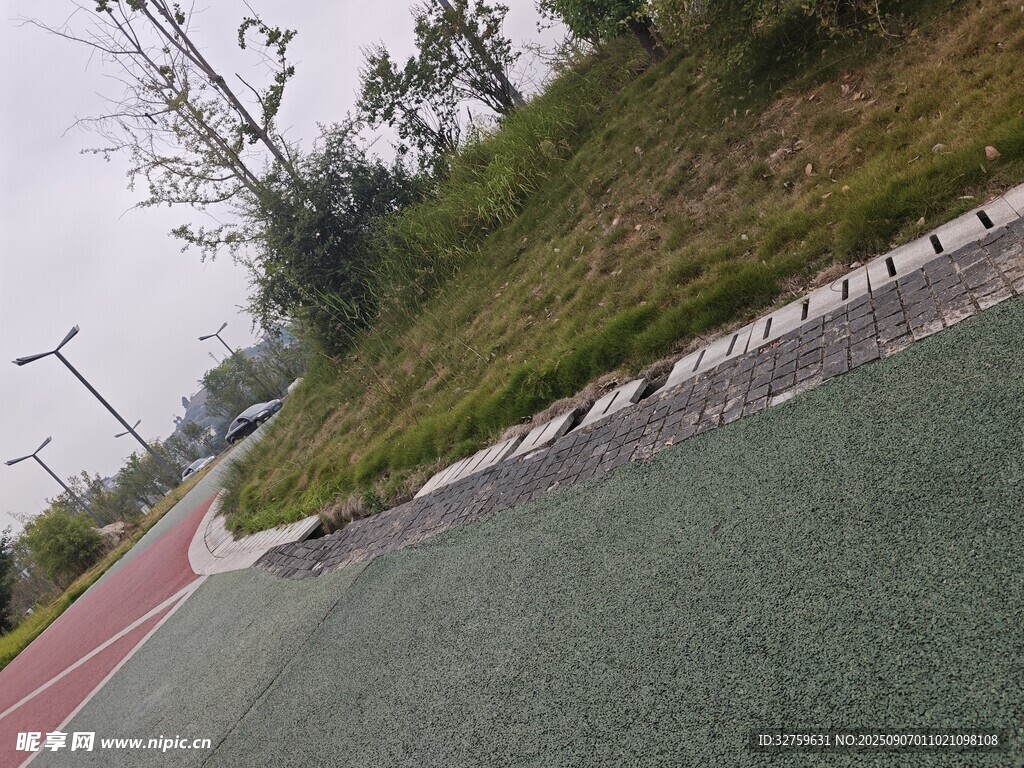 戶外彩色跑道與綠植景觀