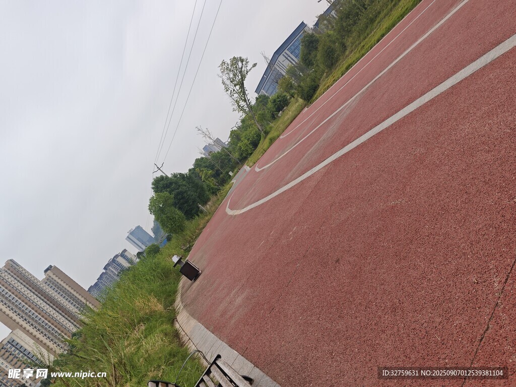 戶外紅色跑道與綠植景觀