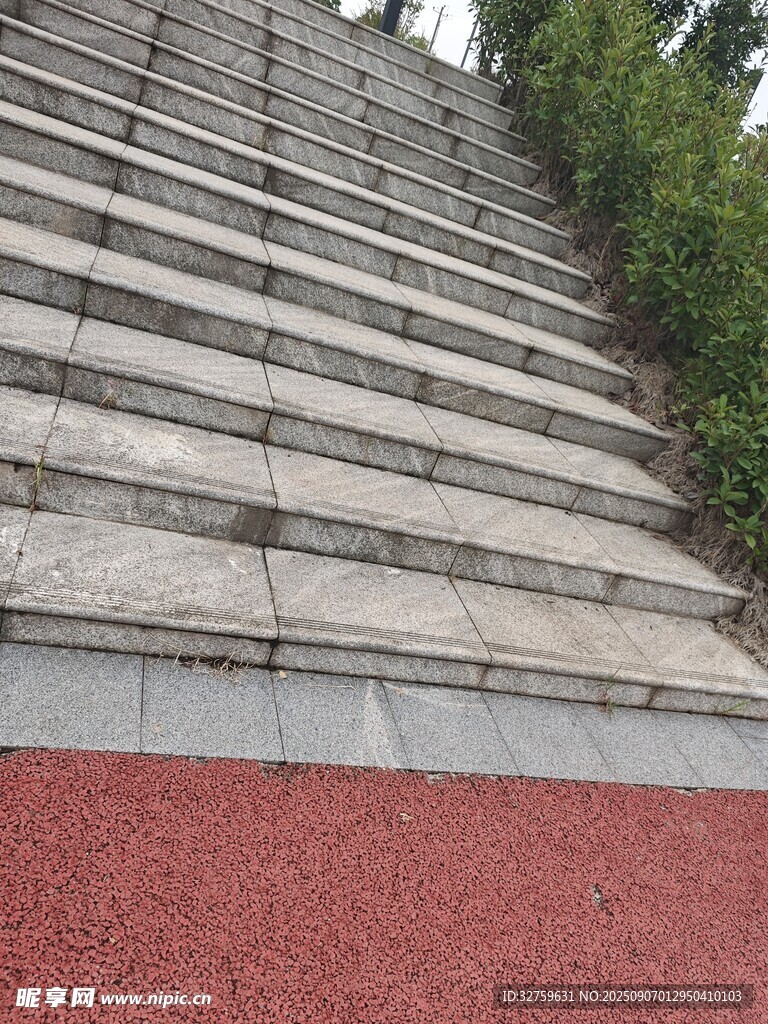 戶外石階與紅色步道景觀