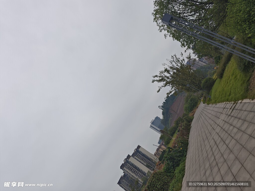 陰天的戶外建筑與綠植景觀