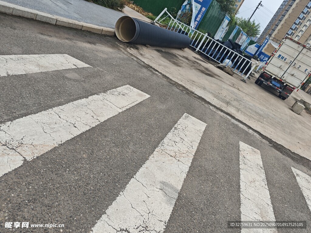城市道路斑馬線及周邊景象