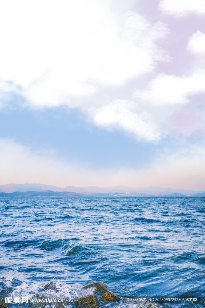 廣闊海面與天空的美麗景致
