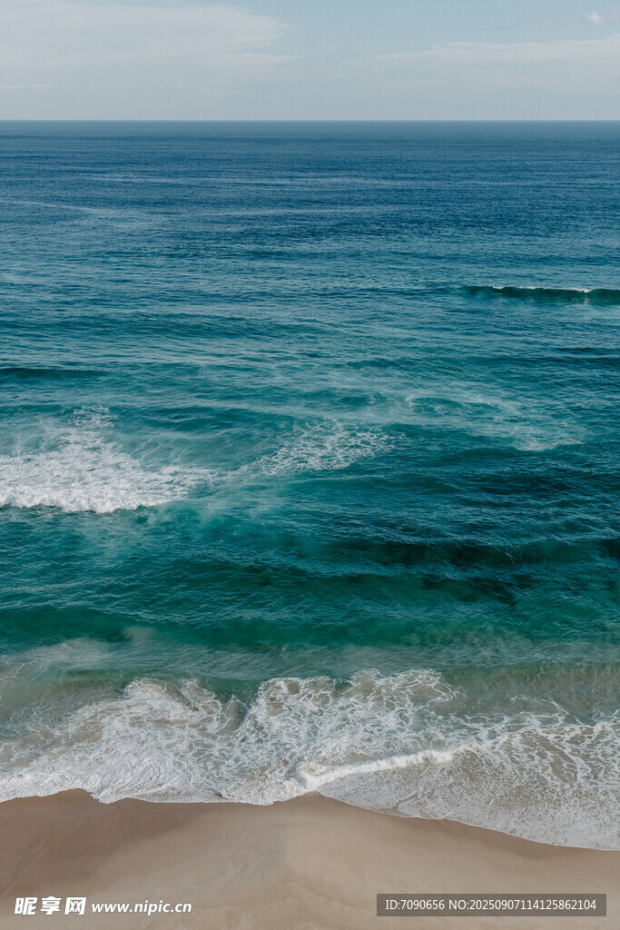 海浪輕拍沙灘的美麗景致