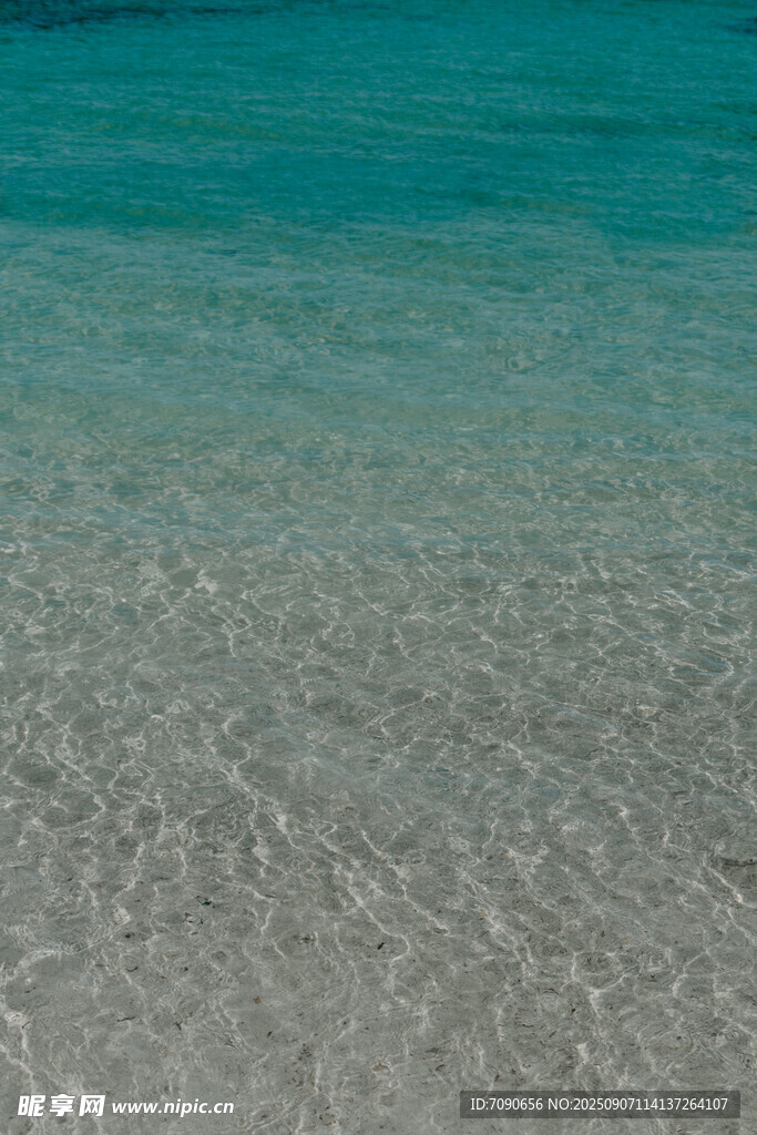清澈淺海沙灘美麗景致