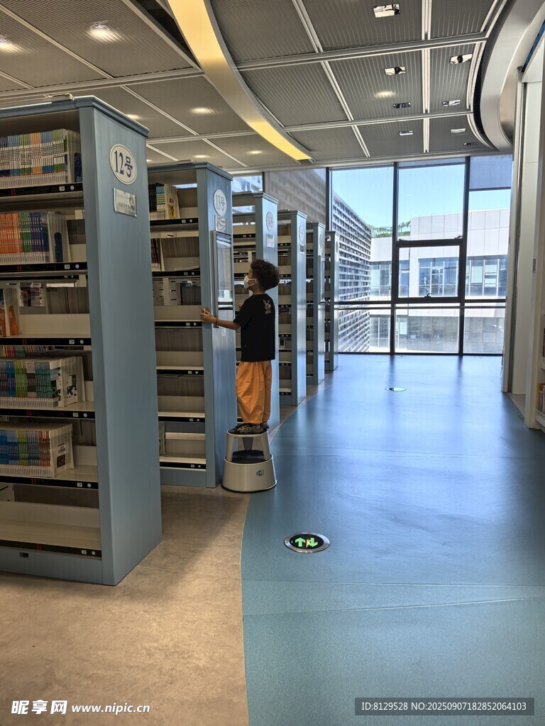 圖書館內景靜謐閱讀空間