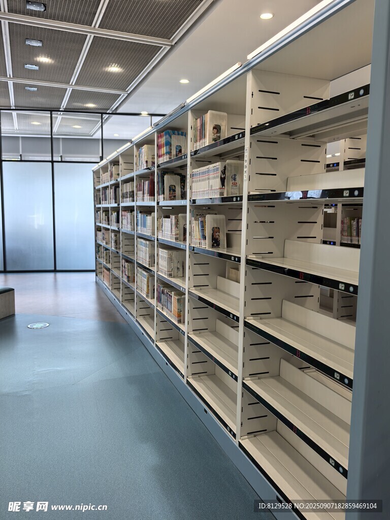 寬敞明亮的室內(nèi)貨架空間