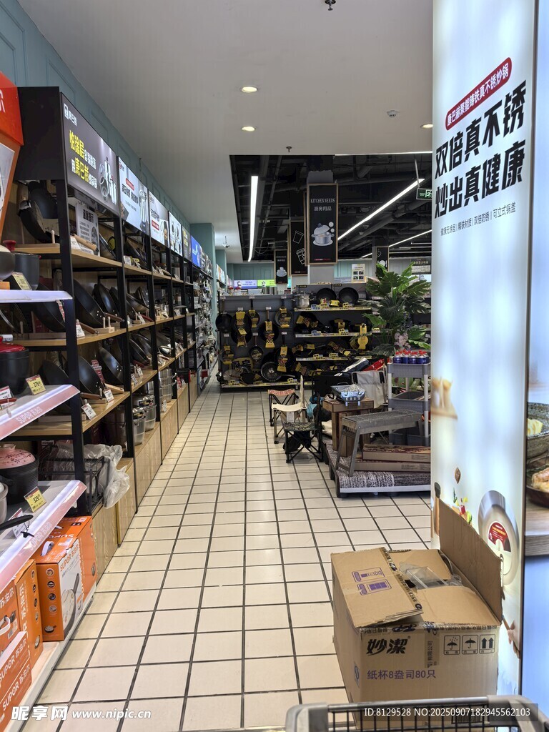 超市內部貨物擺放場景