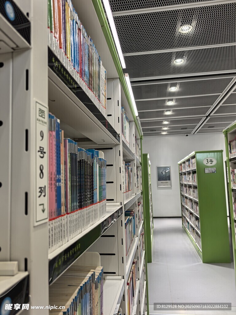 圖書館內(nèi)整齊的書架陳列