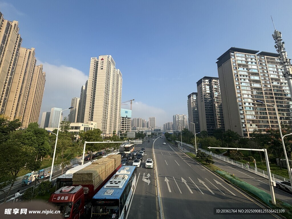 城市道路兩旁的高樓景觀