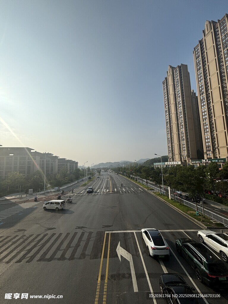 城市寬闊道路及兩旁高樓