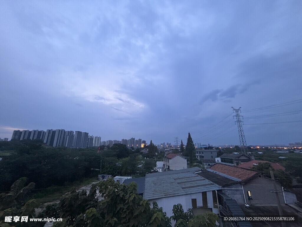 黃昏時(shí)城郊景色