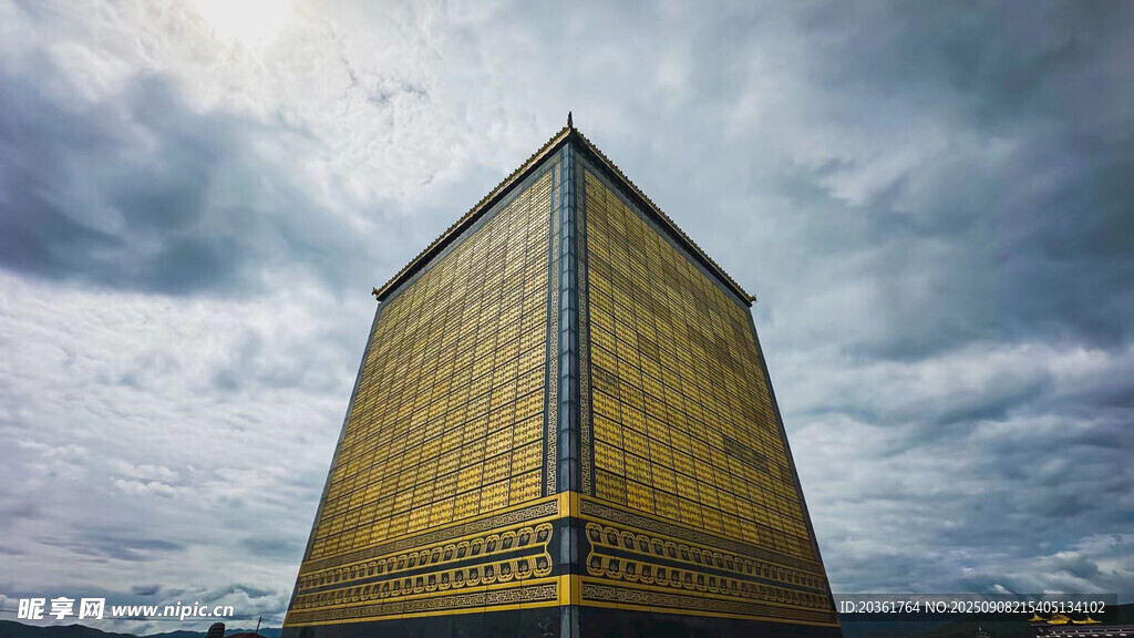 金色高樓矗立多云天空下