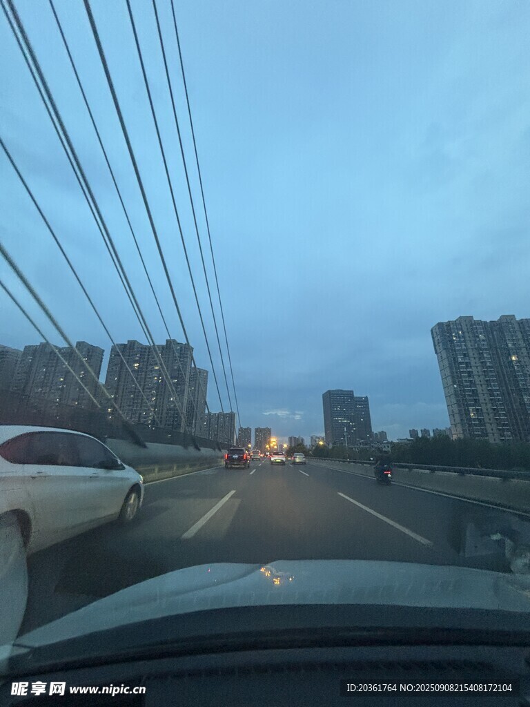 車內(nèi)視角的黃昏城市道路