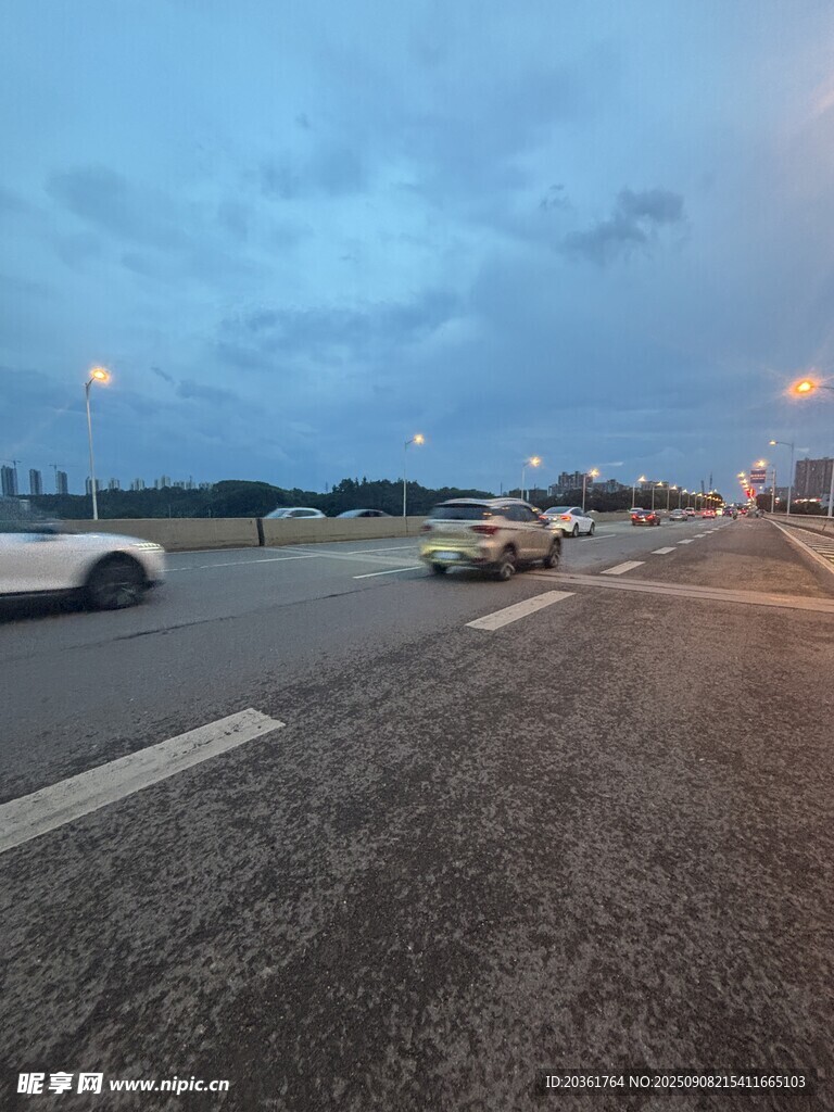 黃昏時分的城市道路景象