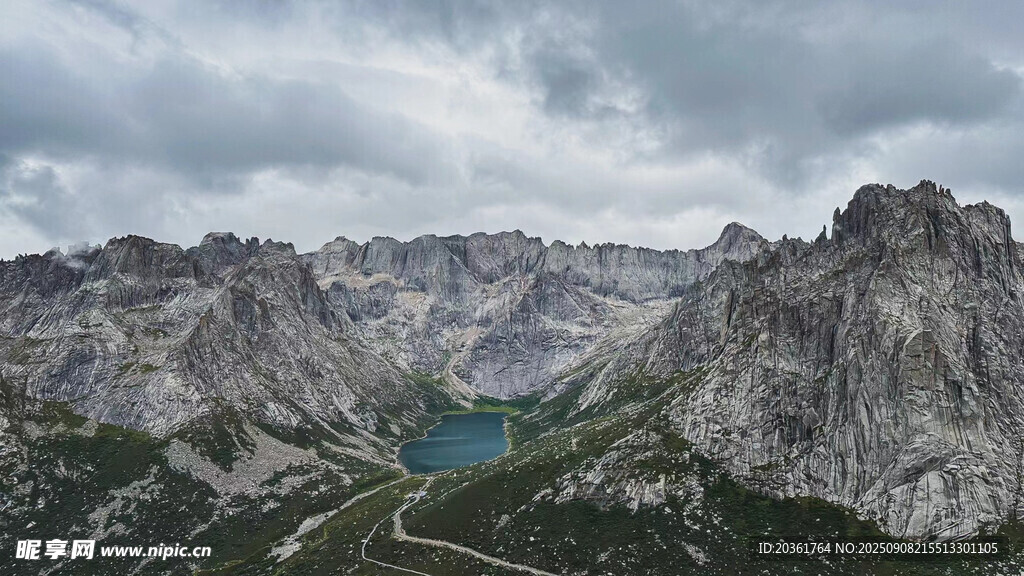 高山湖泊壯麗自然景觀