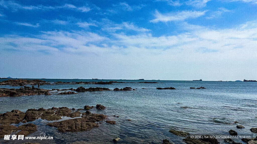 海邊礁石與藍天海景