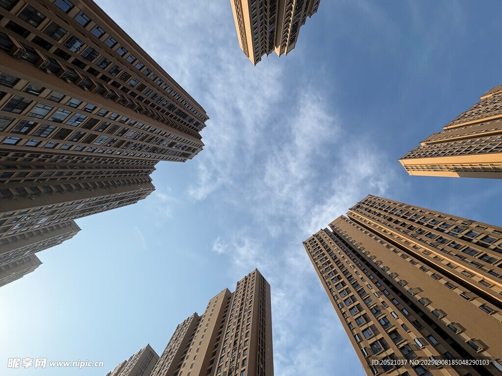 仰視都市高樓建筑群