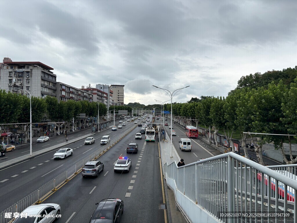 城市繁忙公路交通景象