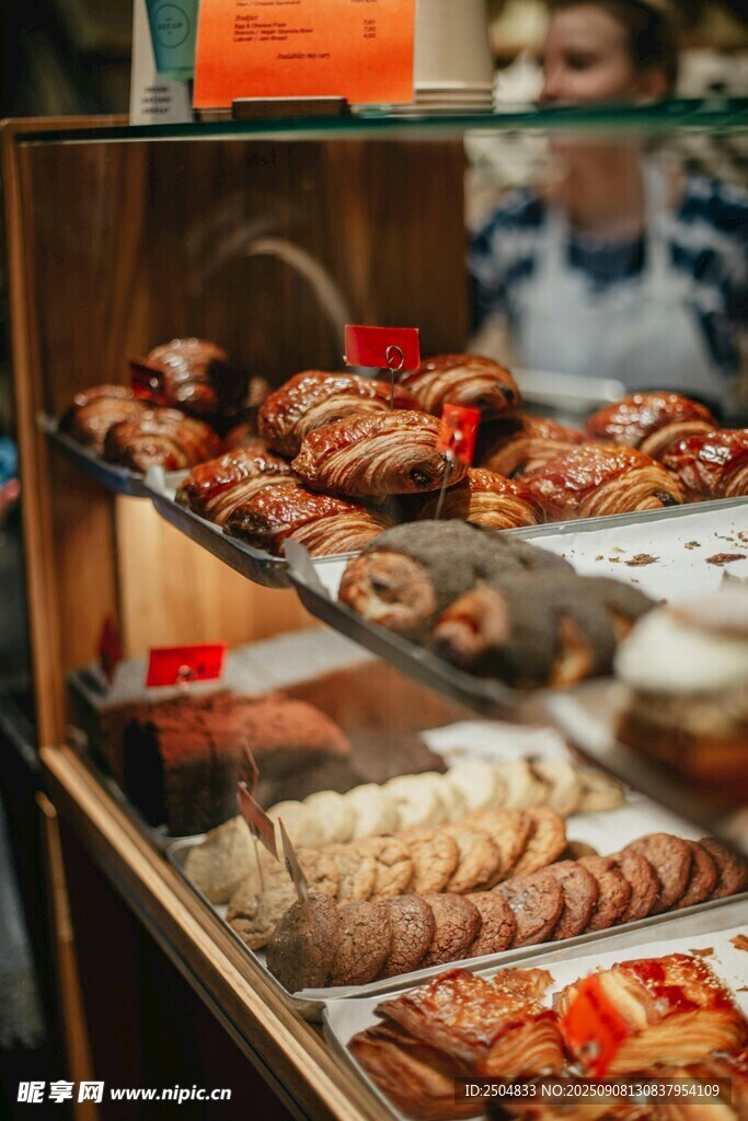 美味多樣的面包陳列展示