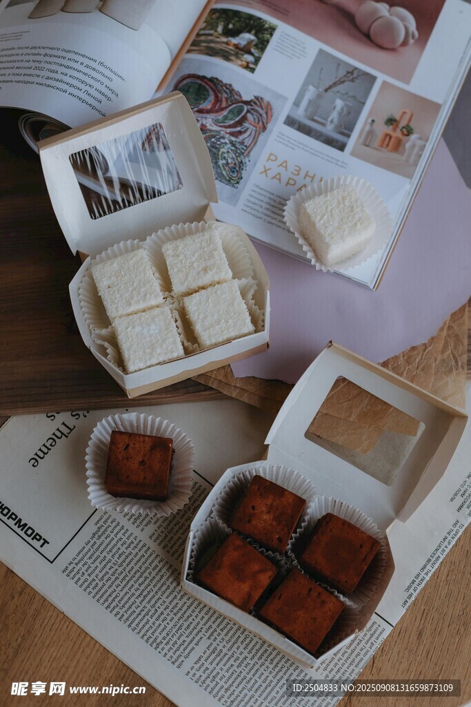 美味點(diǎn)心與翻開的美食雜志