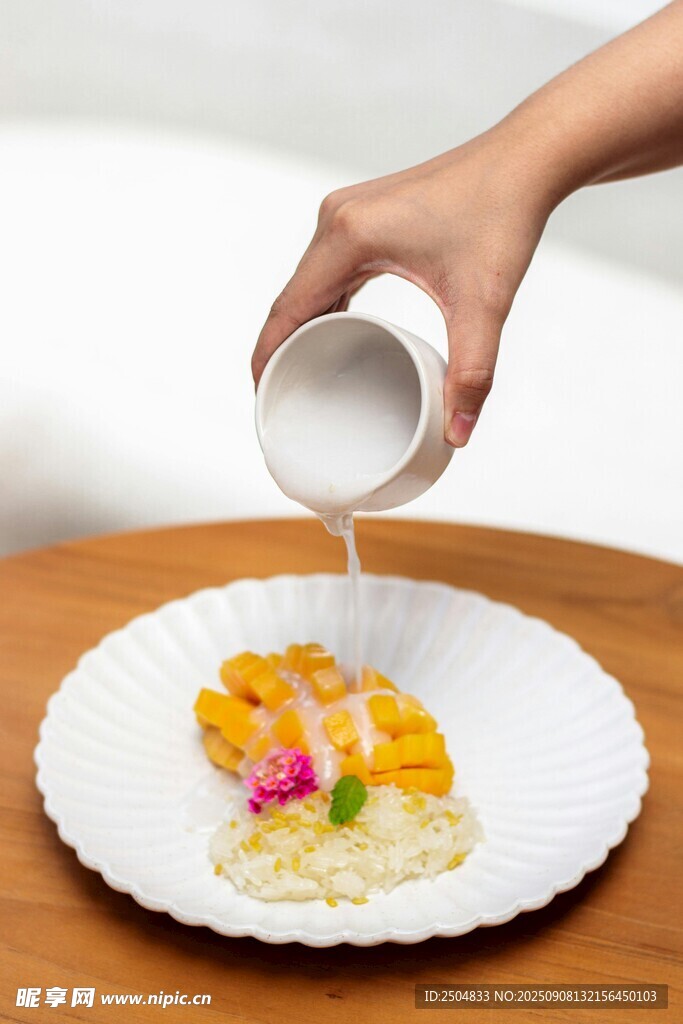 往甜點(diǎn)上澆淋液體的瞬間