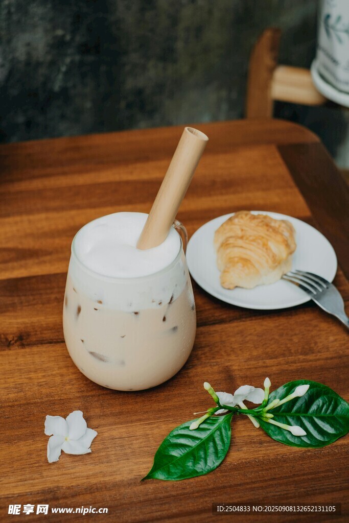 木質(zhì)桌上的美味飲品與點心