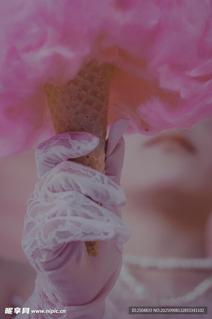 手持夢幻粉花的朦朧美人