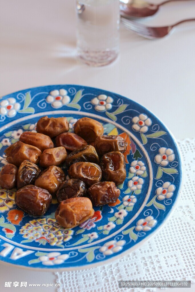 藍(lán)盤上的美味鹵味