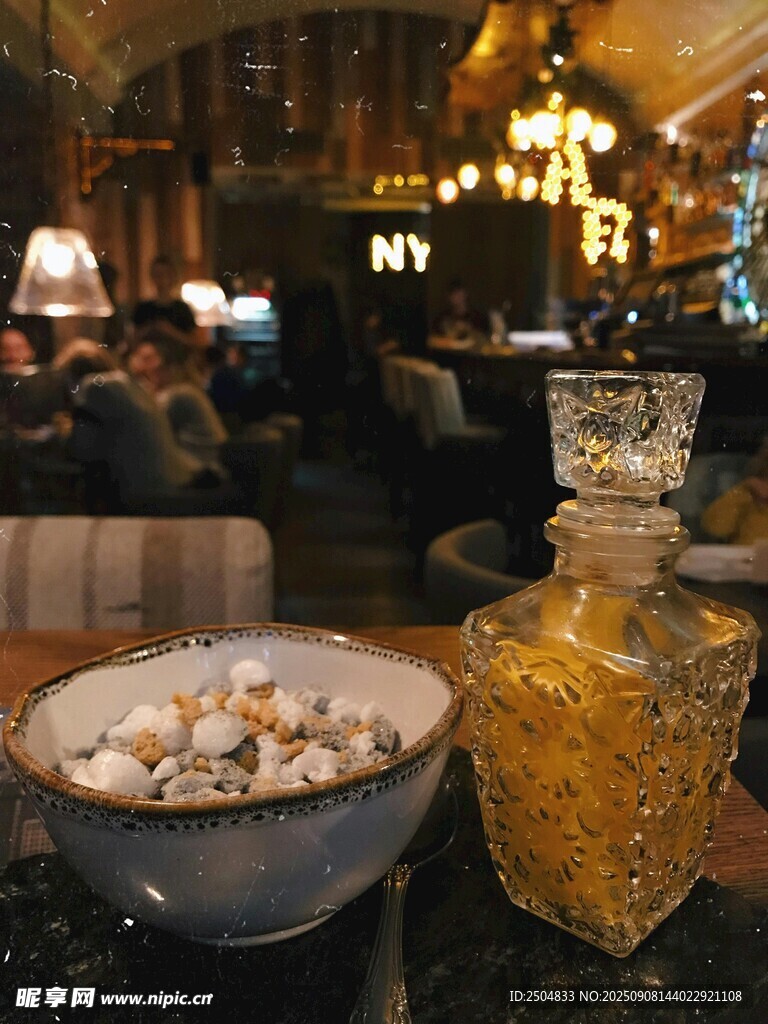 酒吧內(nèi)的精致飲品與小吃
