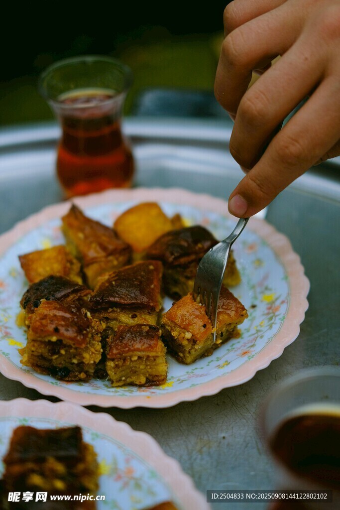 品嘗美味糕點(diǎn)的愜意時(shí)刻