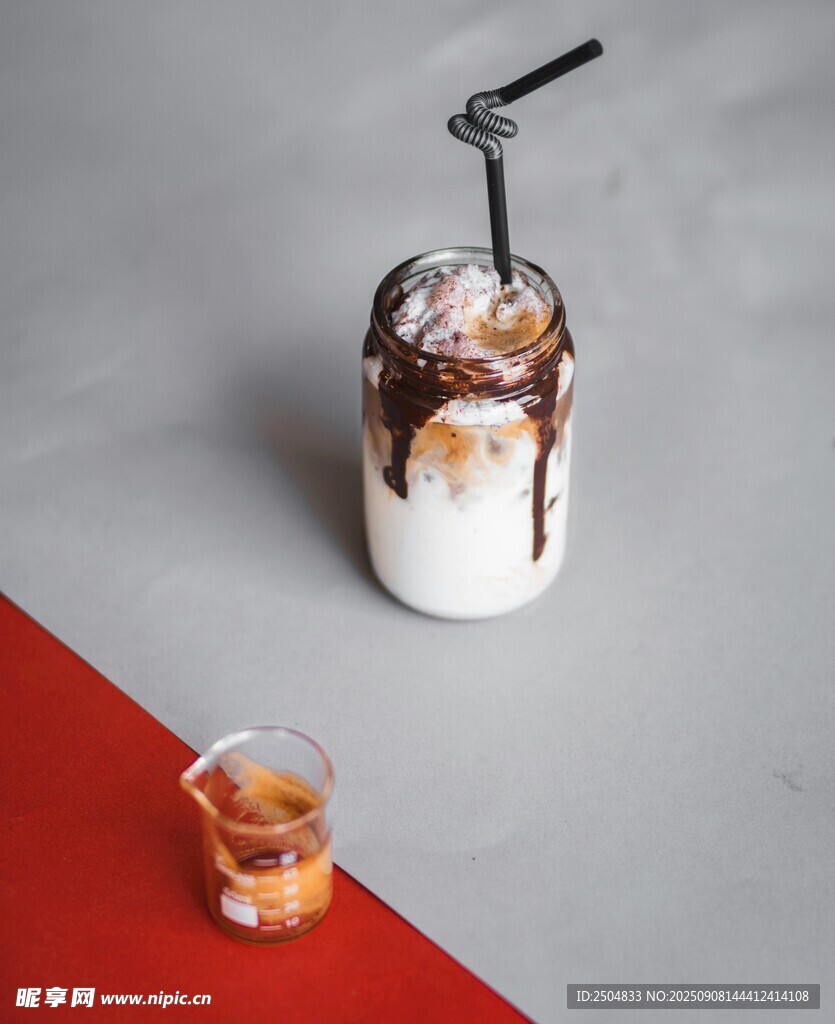 美味奶昔搭配小杯飲品